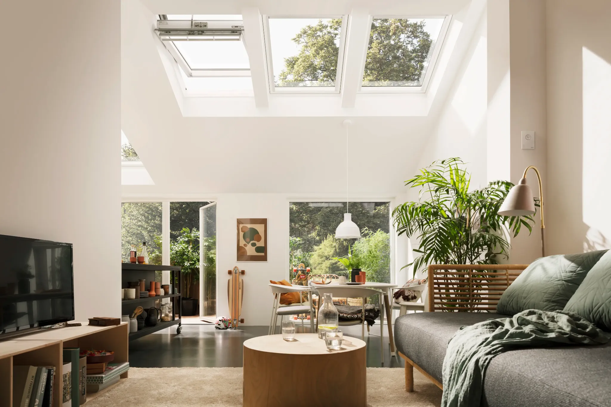 Pièce de vie lumineuse équipée de fenêtres de toit VELUX®